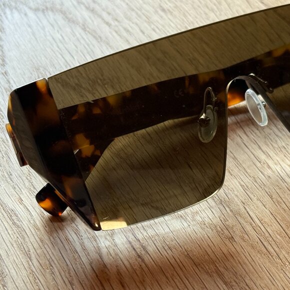 Cool, modern sunglasses by Max Mara!  MM Lina II main image 8